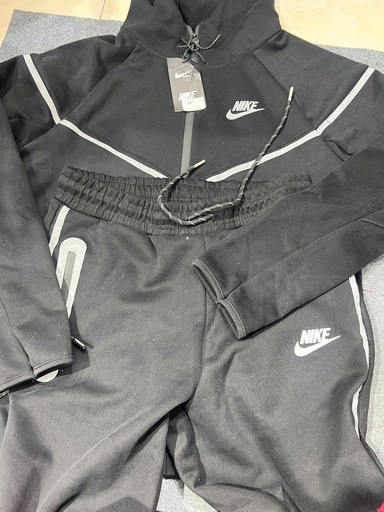 SET THỂ THAO ĐEN NIKE PHẢN QUANG THUYII