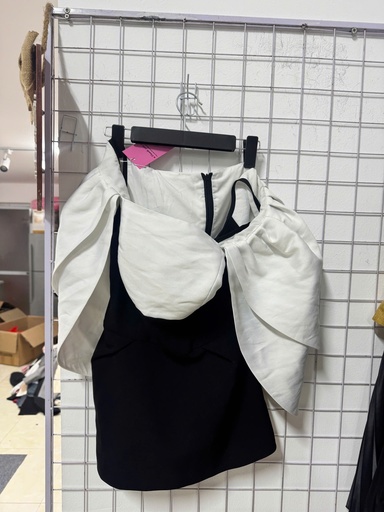 VÁY ĐEN TRẮNG HỞ VAI OANH