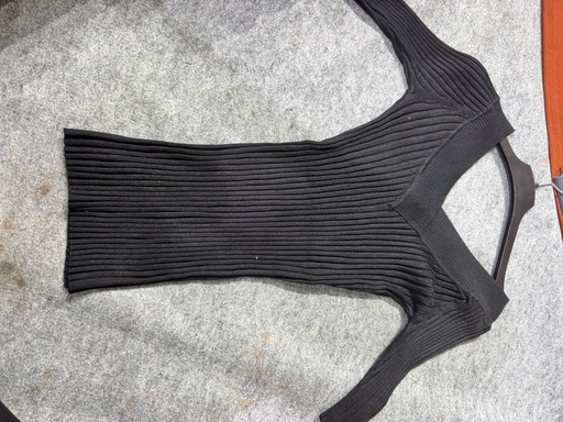 ÁO LEN ĐEN CỔ TYM LINH85