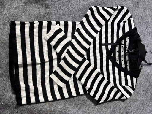 ÁO LEN KẺ ĐEN TRẮNG CỔ REN LINH85