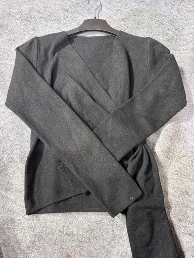 ÁO LEN ĐEN XOẮN EO LINH85