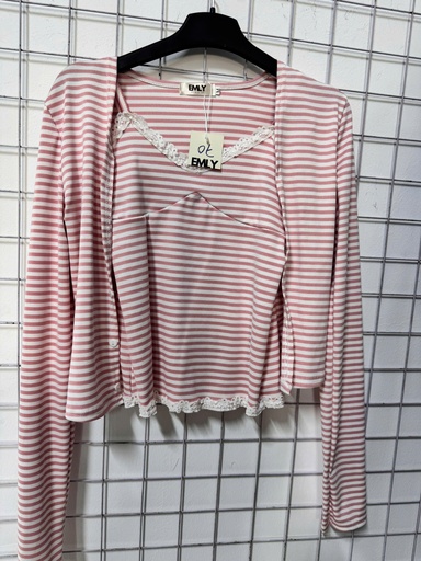 SET ÁO 2 DÂY KẺ HỒNG KÈM ÁO KHOÁC NGOÀI THUYII