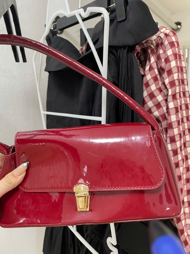 túi đỏ kẹp nách