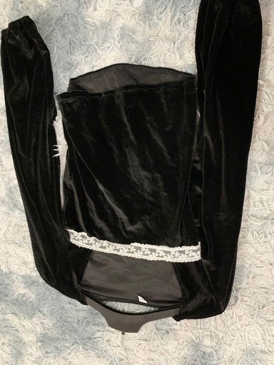 ÁO NHUNG ĐEN CỔ VUÔNG UYEN