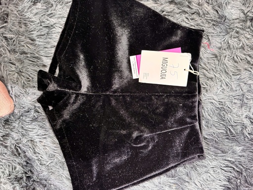 QUẦN SOOC NHUNG ĐEN THUY