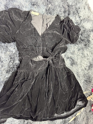 VÁY NHUNG ĐEN HỞ EO PHUC