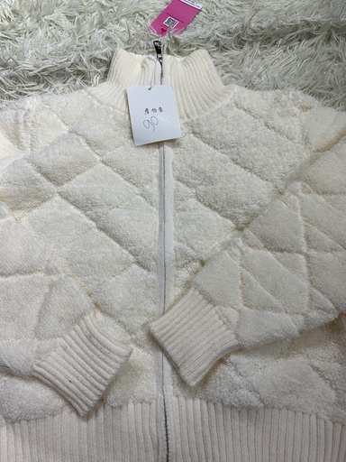 ÁO KHOÁC LÔNG CỪU TRẮNG THUY