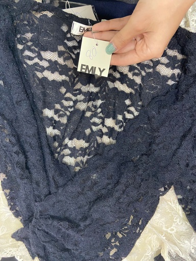 ÁO LEN ĐEN REN CỔ V THUY