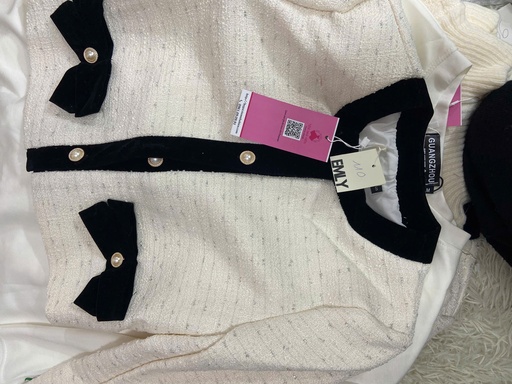 ÁO KHOÁC DẠ TRẮNG TÚI NƠ ĐEN THUY