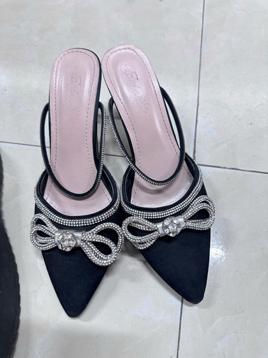 cao gót đen đính nơ