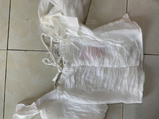 ÁO TRẮNG TRỄ VAI ĐẸP THUY