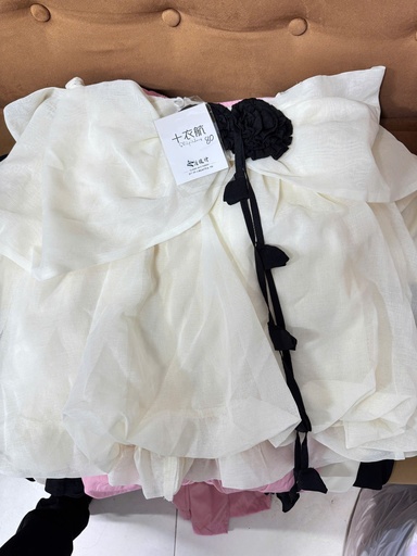 ÁO KEM TRỄ VAI HOA ĐEN THUY