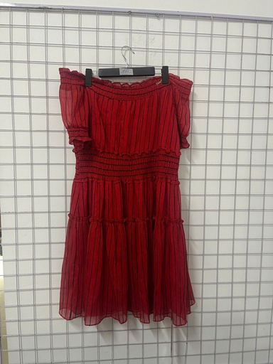 VÁY ĐỎ KẺ TRỄ VAI