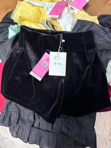 QUẦN SOOC NHUNG ĐEN THUY