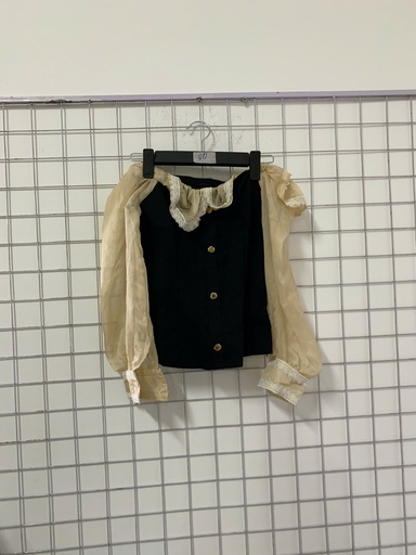 áo trễ vai đen tay kem 