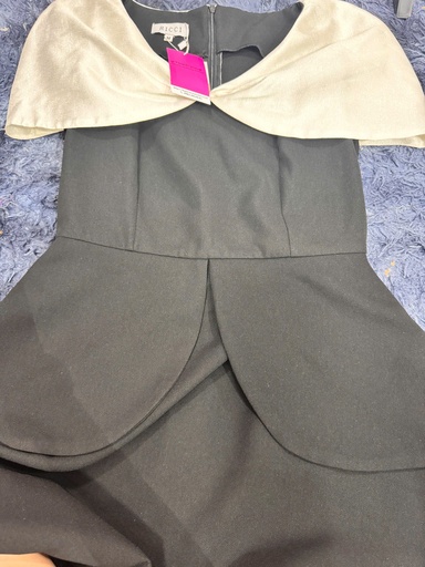 VÁY CÔNG SỞ ĐEN CỔ BÈO TRẮNG VTRINH