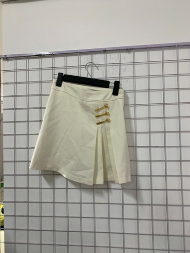 chân váy trắng đính khuy vàng 