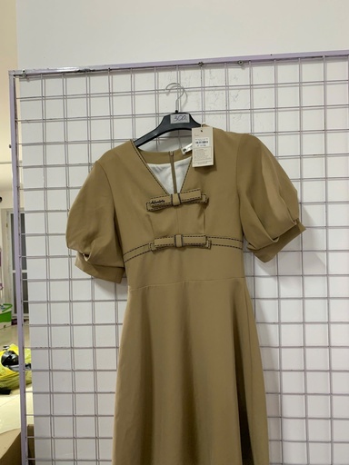 váy nâu cổ tim tay bồng đính nơ 