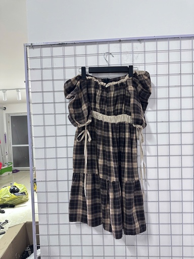 váy nâu kẻ sọc trễ vai tay bồng 