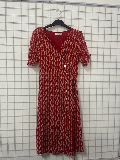 váy đỏ hoạ tiết lá cổ tim