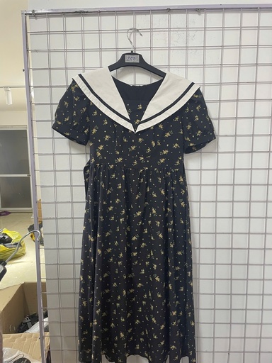 váy đen hoa vàng cổ trắng