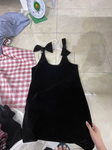 váy nhung đen nơ dây hở lưng 