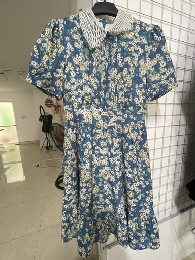 váy xanh hoa nhí cổ voan trắng