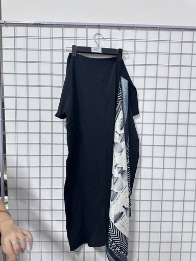 váy xuông đen lụa kèm khăn