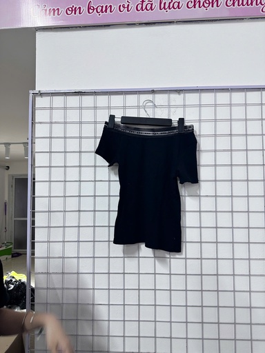 áo đen cộc tay trễ vai 