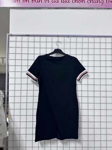 váy suông đen cổ tròn sọc đen đỏ 